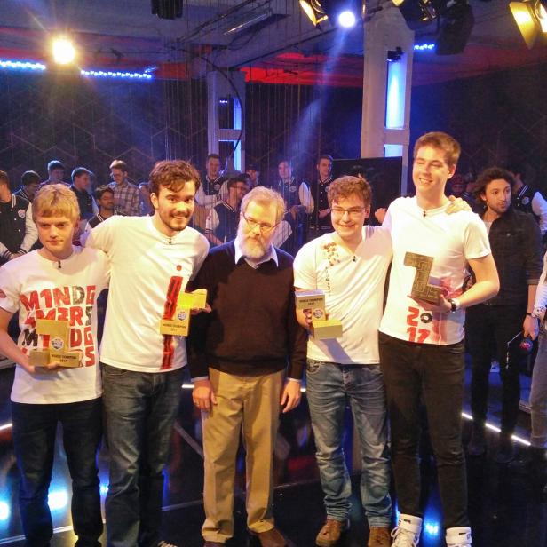 Das siegreiche slowenische Team mit Spieleforscher Scott Nicholson (Mitte) beim Red Bull Mind Gamers Finale in Budapest