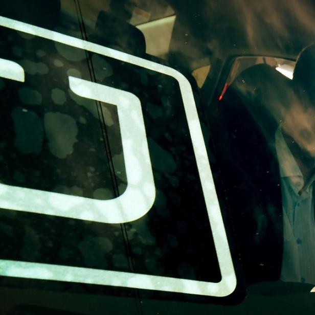 Ein Uber-Fahrer wartet in seinem Auto auf eine Bestellung.