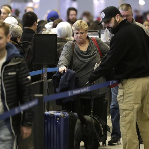 Am Flughafen könnten US-Einreisebeamte künftig Smartphones inklusive Zugangspasswort verlangen und sich die Kontaktliste anschauen