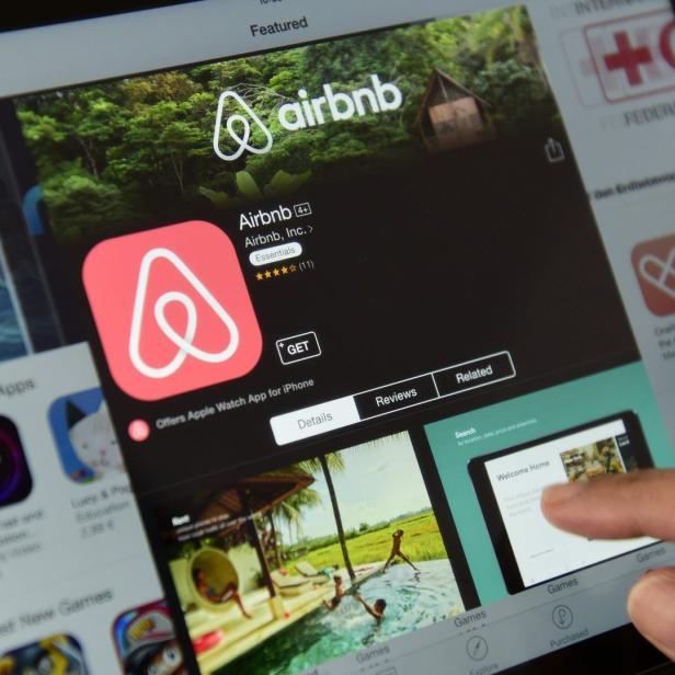 Ein iPad zeigt die Airbnb-App im App Store.