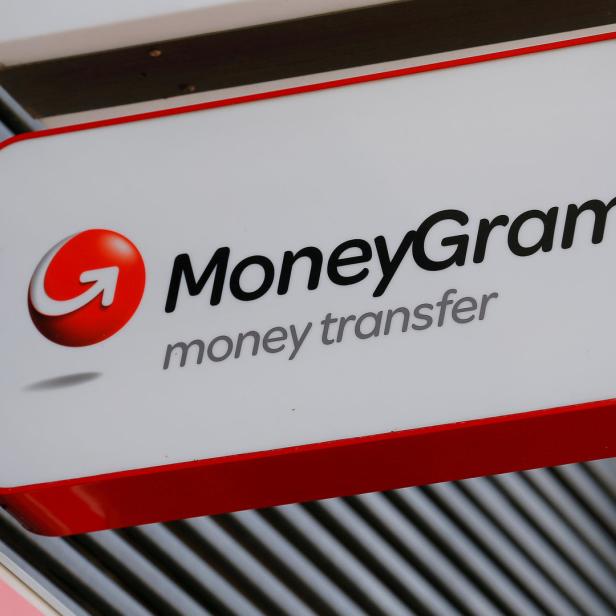 Ein Schild mit dem Logo von MoneyGram für Geldtransfers.