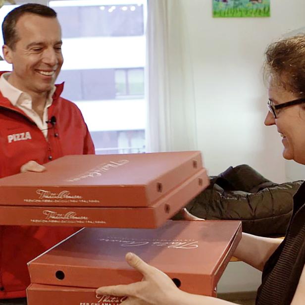 Der österreichische Bundeskanzler macht im Rahmen einer PR-Aktion Hausbesuche mit Pizza