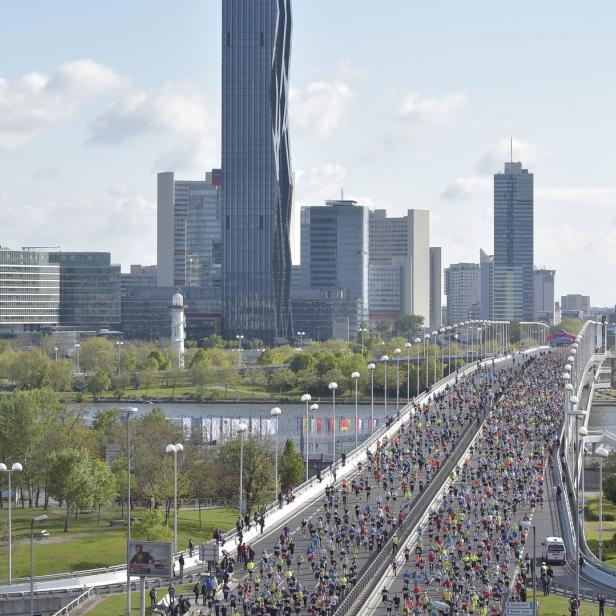 Das Teilnehmerfeld des 34. Vienna City Marathons am Sonntag, 23. April 2017, auf der Reichsbrücke in Wien.