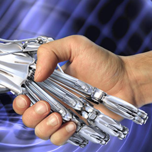 Ein Mensch schüttelt eine Roboterhand vor einem blauen Hintergrund.