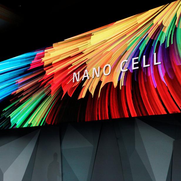Ein Mann in Anzug präsentiert einen Bildschirm mit der Aufschrift „Nano Cell“.