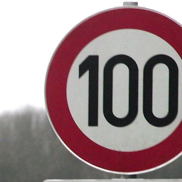 Ein rundes Verkehrsschild zeigt eine Geschwindigkeitsbegrenzung von 100 km/h.