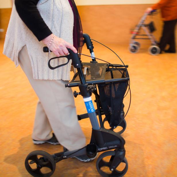 Rollatoren fördern die Mobilität älterer Menschen.