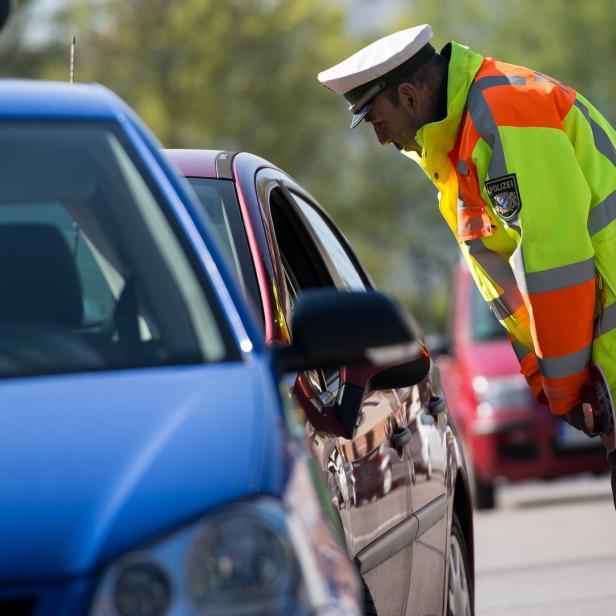 Statt Führerschein und Zulassungsschein mitzuführen, zeigt man dem Polizisten bei der Verkehrskontrolle künftig sein Smartphone