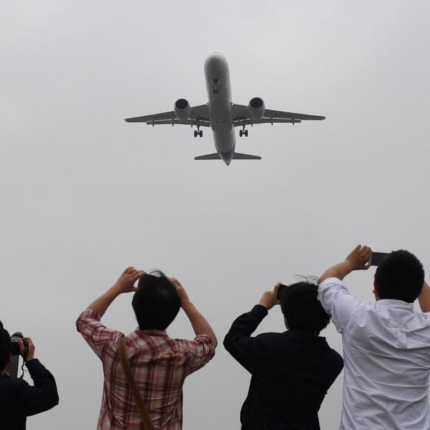 Zuschauer beim Jungfernflug der Comac C919