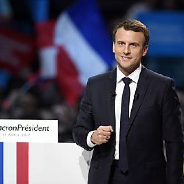 Emmanuel Macron bei einer Wahlveranstaltung mit der Aufschrift #MacronPrésident.
