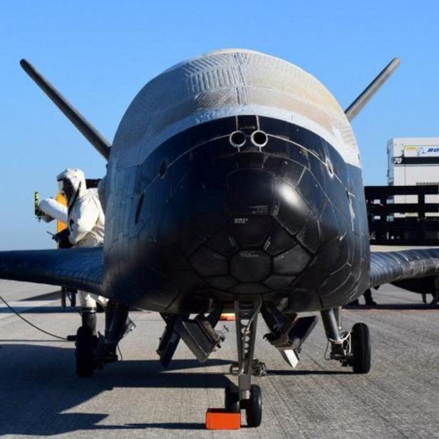 Das X-37B Orbital Test Vehicle (OTV) auf der Kennedy Space Center Shuttle Landing Facility in Cape Canaveral, Florida.