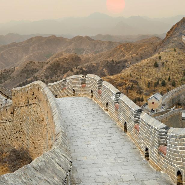 Welche Bauwerke auf der Erde sind vom Mond aus zu sehen? Die Chinesische Mauer ist es nicht. Die ist zwar  21.196 km lang, aber vom Mond aus, der 400.000 km entfernt ist, kann man nicht einmal mehr die Kontinente unterscheiden. Aus dem Weltraum, der 100 km von der Erde entfernt beginnt, erkennt man Straßen, Schiffe und Gebäude.