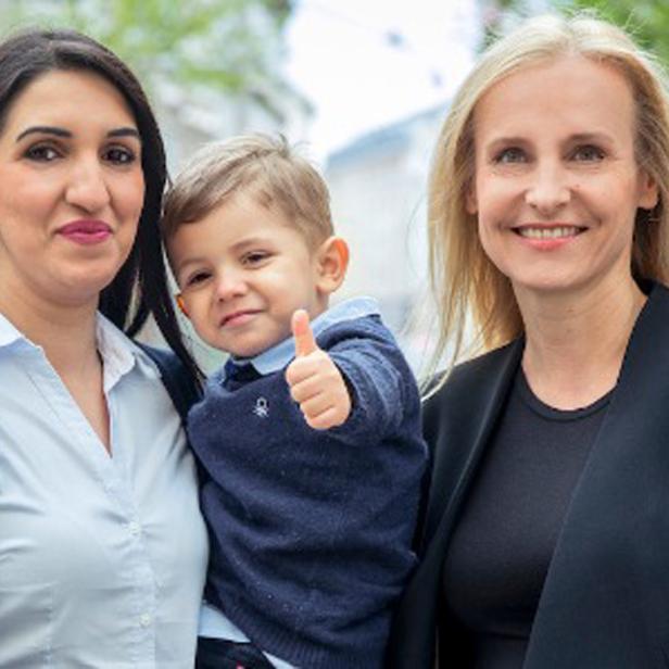 Eveline Steinberger-Kern (re.) und Uber-Fahrerin Maja Savic (li.) in einer Uber-Werbung