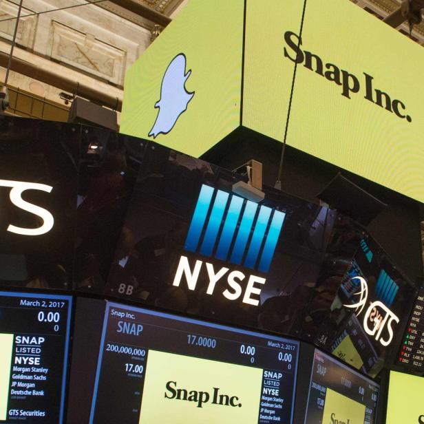 Anzeigetafeln an der New Yorker Börse (NYSE) zeigen Informationen zu Snap Inc..