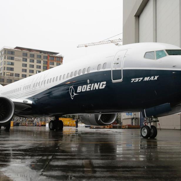 Eine Boeing 737 MAX steht auf einem nassen Rollfeld.
