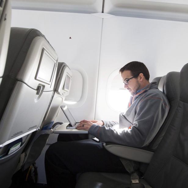 Einige Fluglinien wollen Leih-Laptops für die Nutzung an Bord anbieten. Geschäftsreisenden hilft das aber wenig.