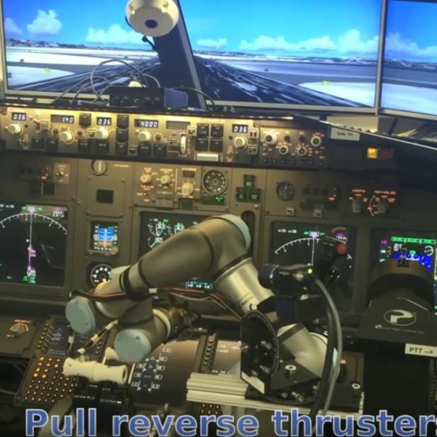 Der Roboter ALIAS am Co-Piloten-Sitz im Boeing-737-Flugsimulator