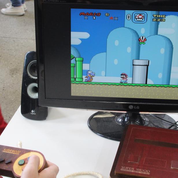 Ein SNES aus Holz: Beim „Super Wood Entertainment System“ wurde nicht nur das Gehäuse der Konsole ausgetauscht, sondern auch der Controller komplett aus Holz nachgebaut