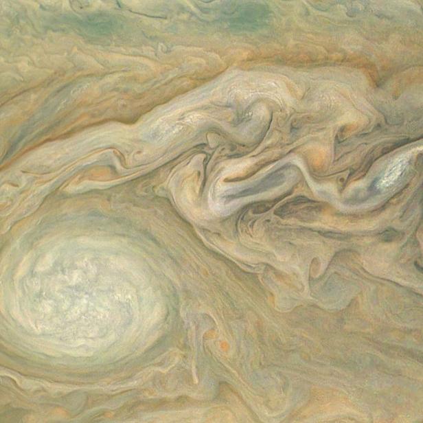 Dieses von Juno aufgenommene Bild zeigt einen Riesensturm am Jupiter, der &quot;kleiner roter Fleck&quot; getauft wurde.