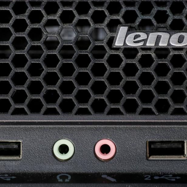 Die Vorderseite eines Lenovo-Computers mit USB- und Audioanschlüssen.