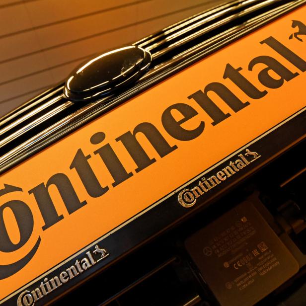 Das Continental-Logo auf einem Kühlergrill eines Fahrzeugs.
