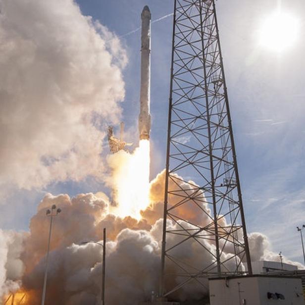 Die Falcon-9-Rakete ist mit dem gebrauchten Dragon-Transporter in Cape Canaveral gestartet