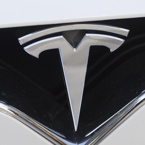 Das Tesla-Logo auf einem weißen Auto.