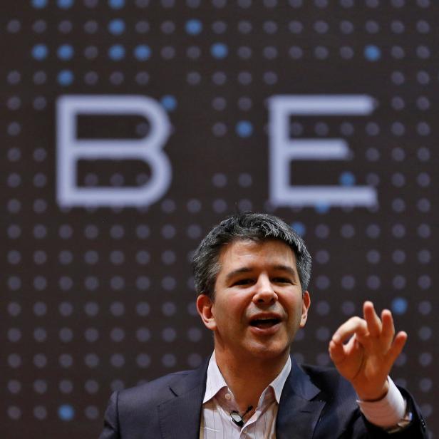 Ein Mann gestikuliert vor einem Bildschirm mit dem Uber-Logo.