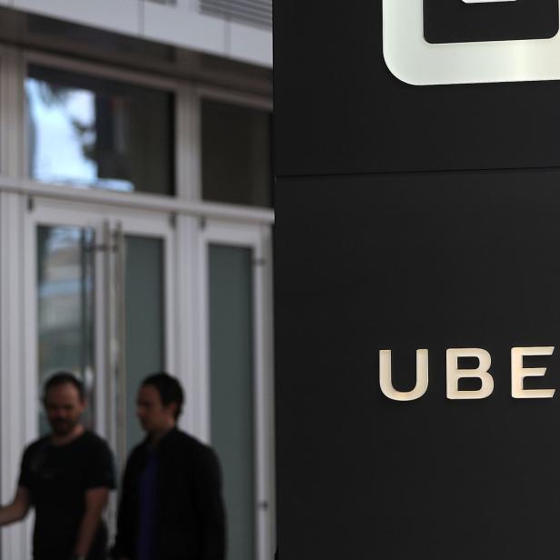 Das Uber-Logo ist an der Außenseite eines Bürogebäudes angebracht.