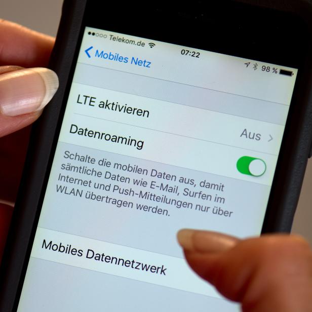 ABD0075_20170614 - Illustration - Auf dem Display eines Smartphone wird am 14.06.2017 in Dresden (Sachsen) auf die Nutzung von Datenroaming hingewiesen. Telefonieren und Surfen im europäischen Ausland werden billiger. Ab dem 15. Juni 2017 entfallen die Roaming-Gebühren für Mobilfunknutzer. Aber Kostenfallen bleiben. (zu dpa «Handy-Nutzung im EU-Ausland: Zuschlag geht, Kleingedrucktes bleibt» vom 14.06.2017) Foto: Arno Burgi/dpa-Zentralbild/dpa +++(c) dpa - Bildfunk+++