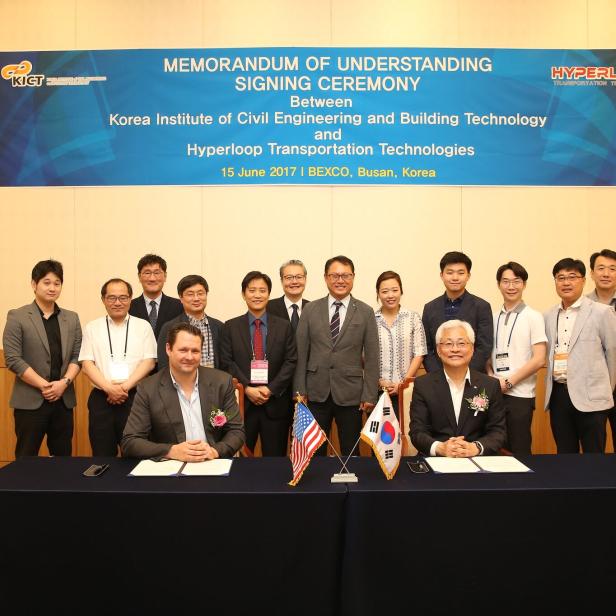 Eine Unterzeichnungszeremonie zwischen dem Korea Institute und Hyperloop Transportation Technologies in Busan, Korea.