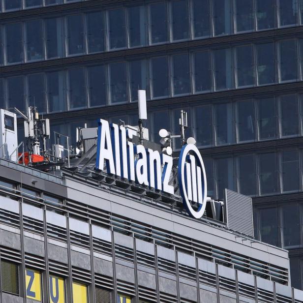 Das Allianz-Logo auf dem Dach eines Bürogebäudes.