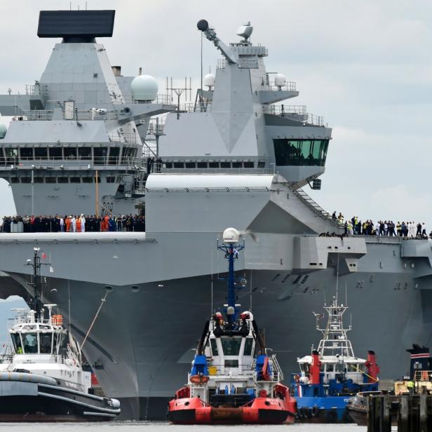 Die HMS Queen Elizabeth im Rosyth Naval Dockyard