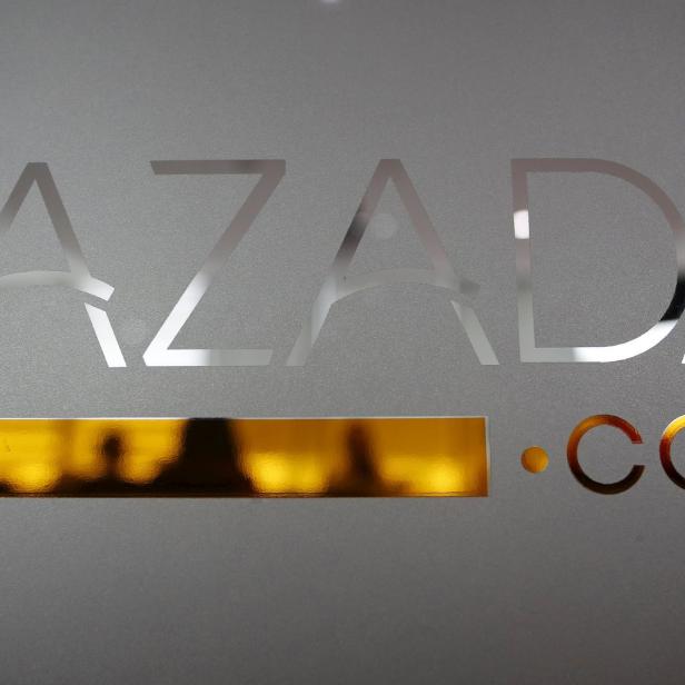 Das Lazada-Logo mit der Endung .co.id auf einer Glasoberfläche.