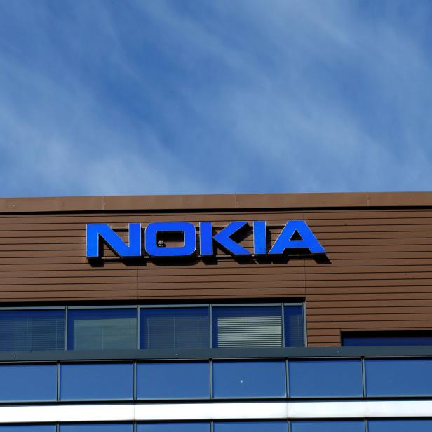 Das Nokia-Logo an der Fassade eines Bürogebäudes unter blauem Himmel.
