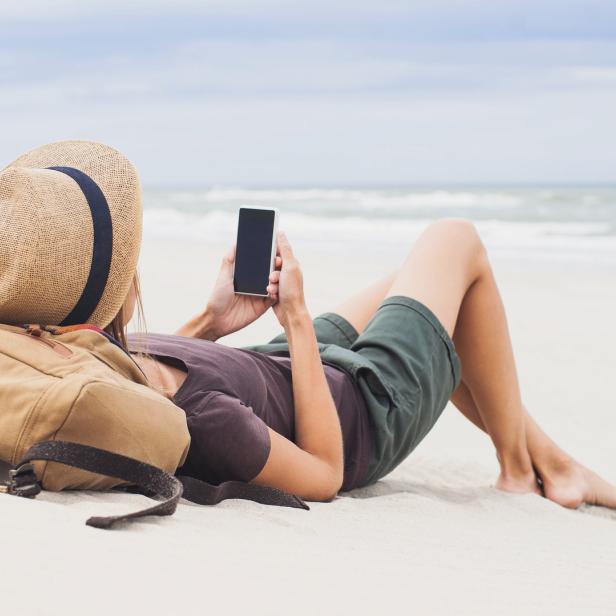 Mit dem Smartphone am Strand