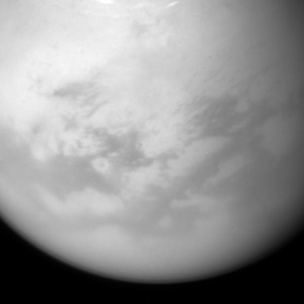 Titan ist kleiner als die Erde (0,4 mal Erdradius), aber größer als der Erdmond