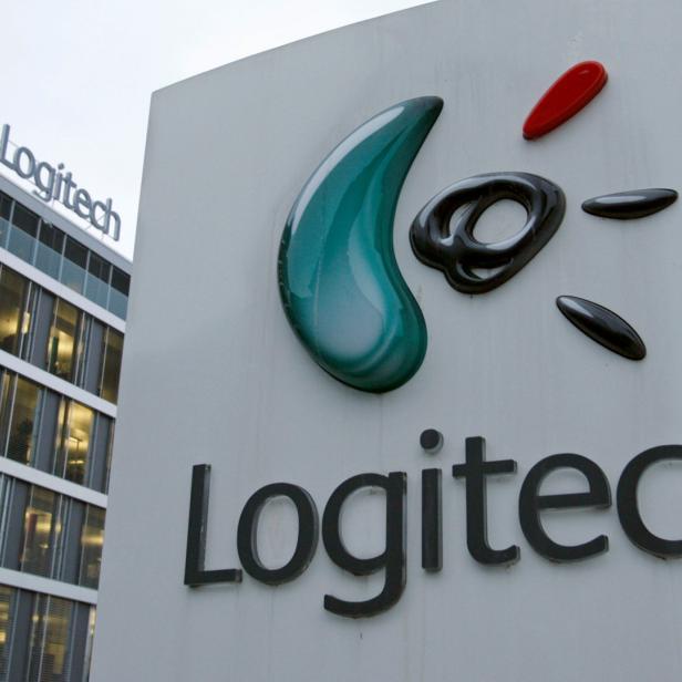 Das Logo von Logitech vor einem Bürogebäude.