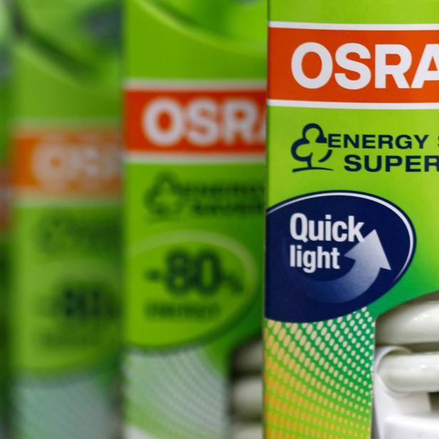 Nahaufnahme von OSRAM Energiesparlampen in grünen Verpackungen.