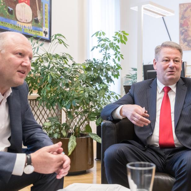 Digital-Experte Achim Kaspar und Landwirtschaftsminister Andrä Rupprechter im futurezone-Interview