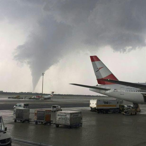 Der Tornado neben dem Flughafen Wien Schwechat bot ein visuelles Spektakel, war ansonsten aber harmlos