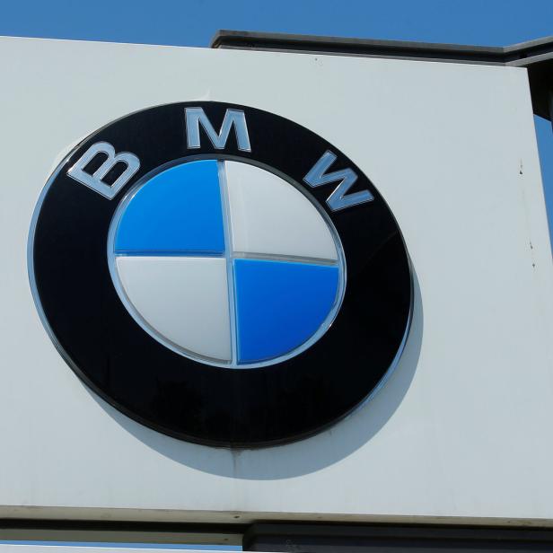 Das BMW-Logo vor blauem Himmel.
