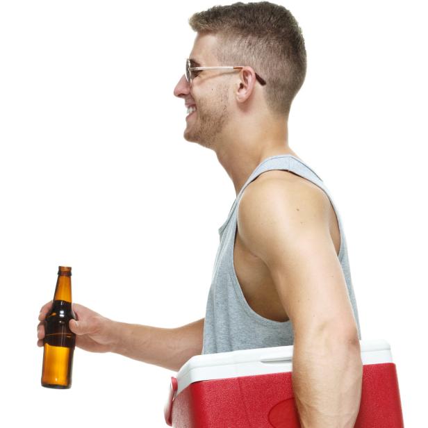 Ein Mann mit Sonnenbrille trägt eine Kühlbox und eine Bierflasche.