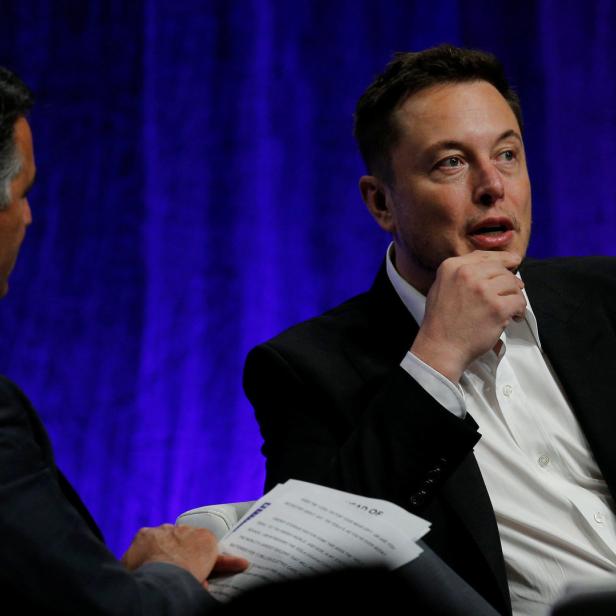 Elon Musk im Gespräch mit Brian Sandoval, dem Gouverneur von Nevada, beim NGA Summer Meeting in Providence, Rhode Island