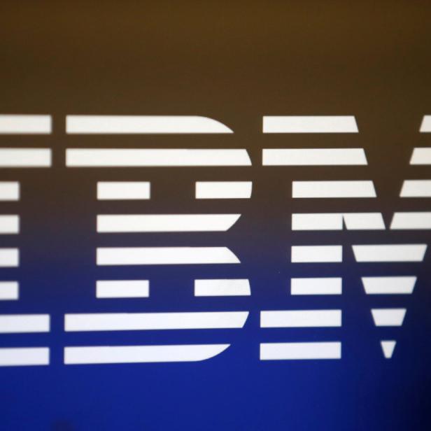 Das stilisierte IBM-Logo in Weiß vor einem blau-schwarzen Hintergrund.