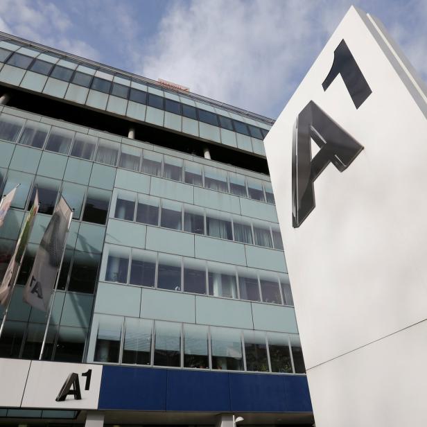 Das A1 Telekom Austria Headquarter in Wien mit einem großen A1 Logo im Vordergrund.