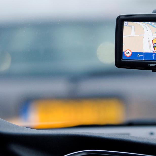 Ein TomTom-Navigationsgerät zeigt eine Karte mit der Route A27/E311 an.