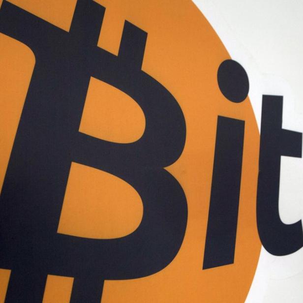 Das Bitcoin-Logo auf einem orangefarbenen Hintergrund.