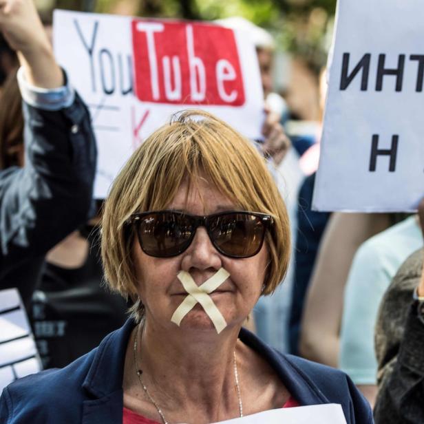 Eine der Teilnehmerinnen der Demonstration für ein freies Internet in Moskau