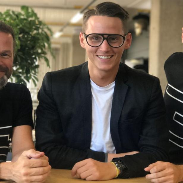 mooci-Gründer Janis Jung freut sich über das Investment der startup300-Founder Bernhard Lehner (links) und Michael Eisler (rechts).